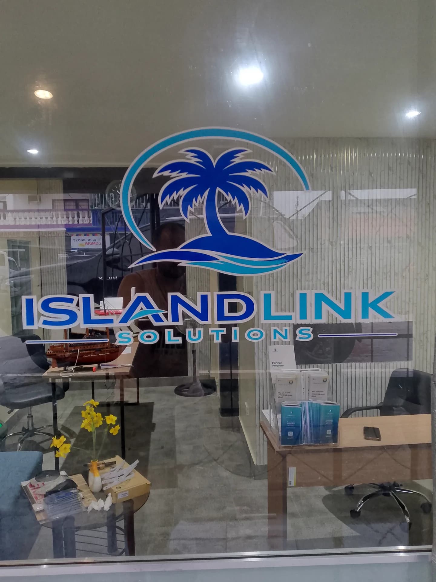 Premium Glass, Acrylic & Panaflex Signage